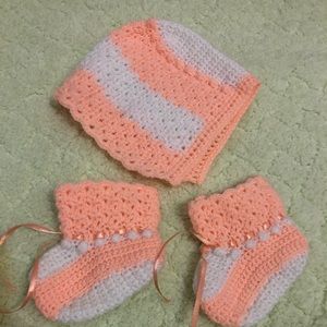 Newborn bonnet and booties